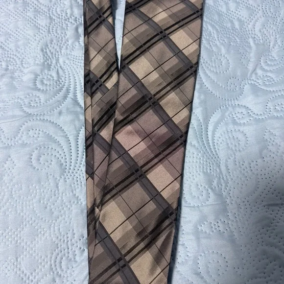 Geoffrey Beene Black, Gray and Taupe Plaid Silk Tie A40 - Picture 4 of 4
